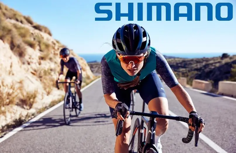 Twee wielrenners tijdens een klim aan de kust, beeld van Shimano Europe